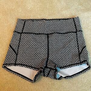 Women’s Lululemon Wunder Under High Rise shorts sz 10